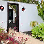 Вилла Lovely Nico Playa Blanca, Hot Tub, Communal Pool