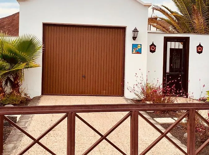 别墅 Lovely Nico Playa Blanca, Hot Tub, Communal Pool *