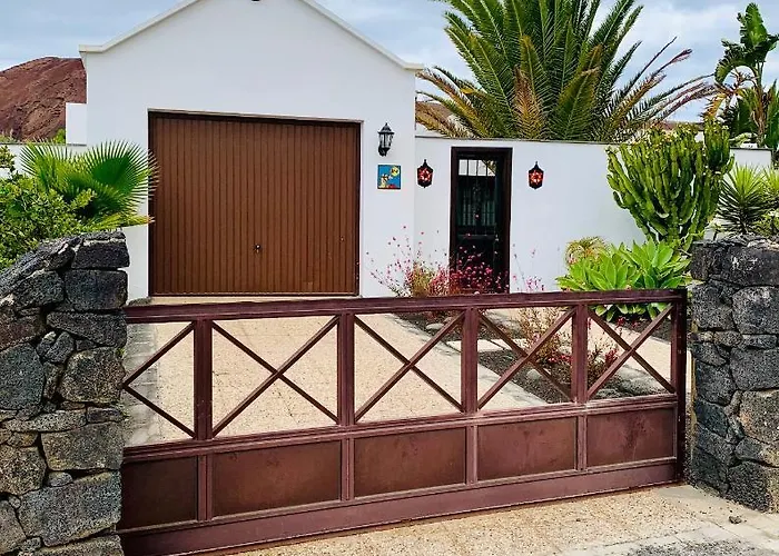 Villa Lovely Nico Playa Blanca, Hot Tub, Communal Pool *