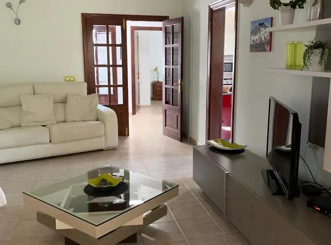 Villa Lovely Nico Playa Blanca, Hot Tub, Communal Pool